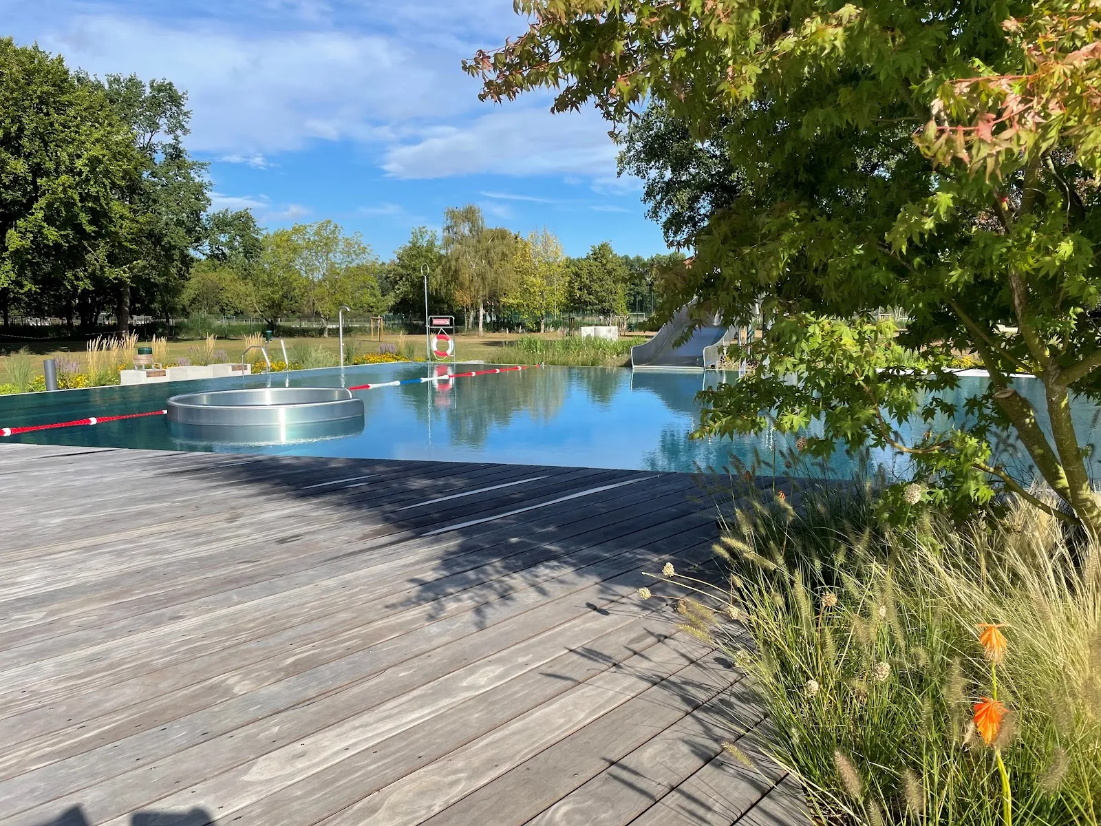 Здание Бадпарка Гарбсен с плавающими людьми