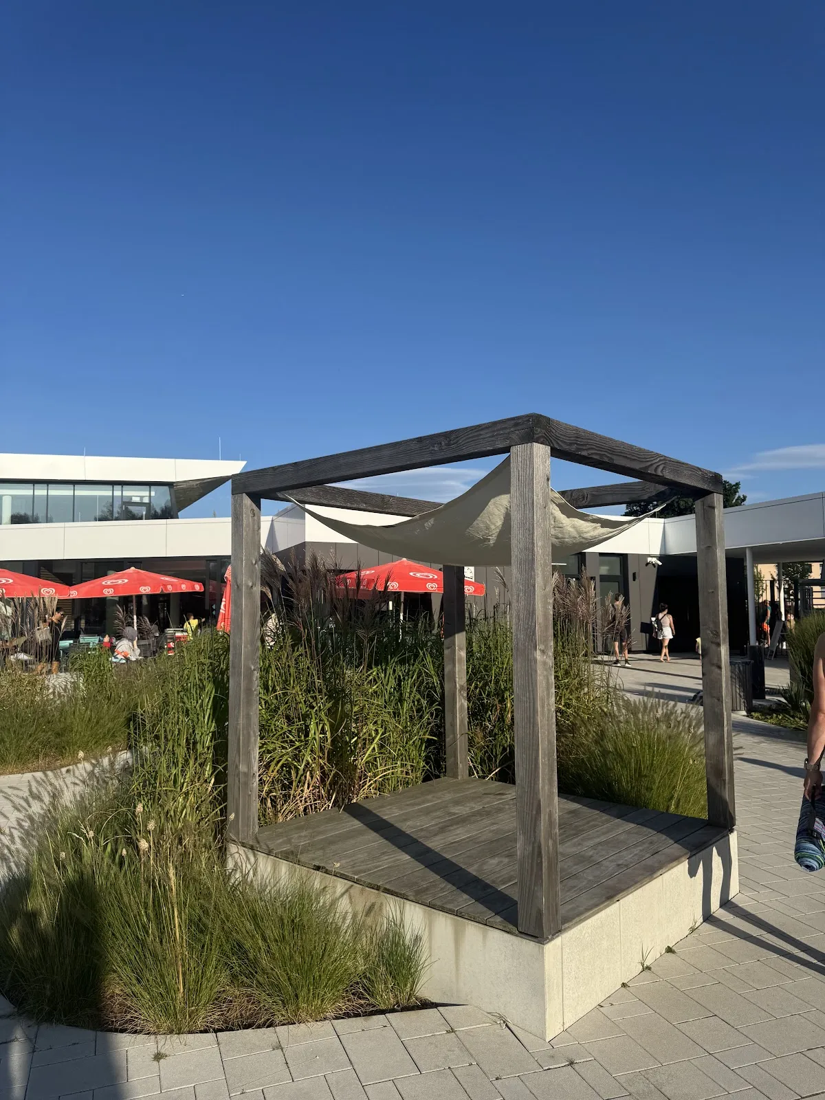 Здание Бадпарка Гарбсен с плавающими людьми