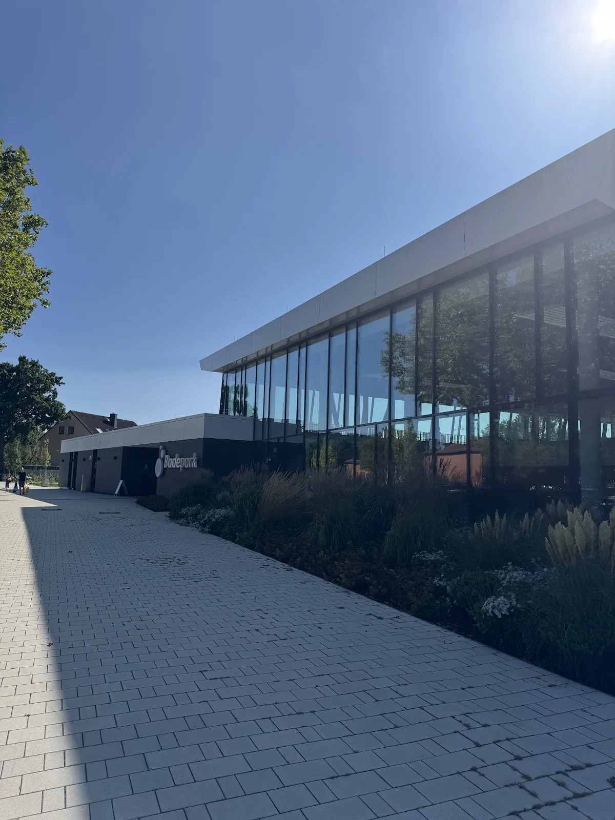 Здание Бадпарка Гарбсен с плавающими людьми