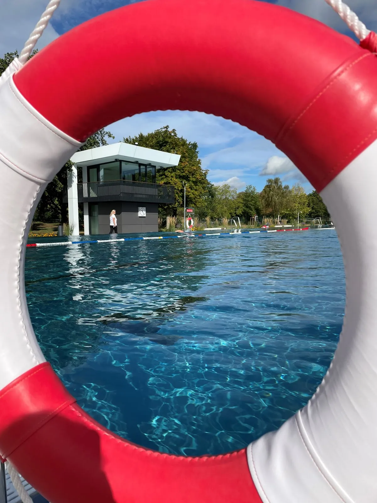 Здание Бадпарка Гарбсен с плавающими людьми