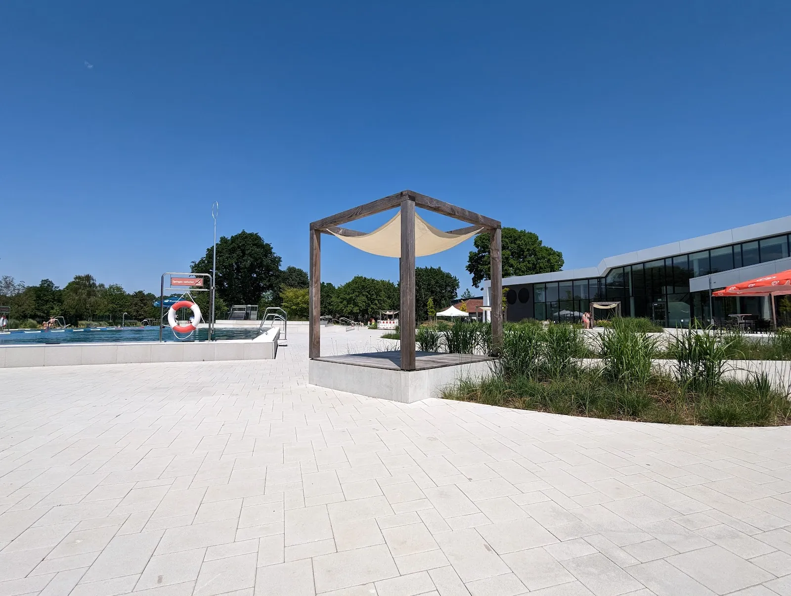 Здание Бадпарка Гарбсен с плавающими людьми