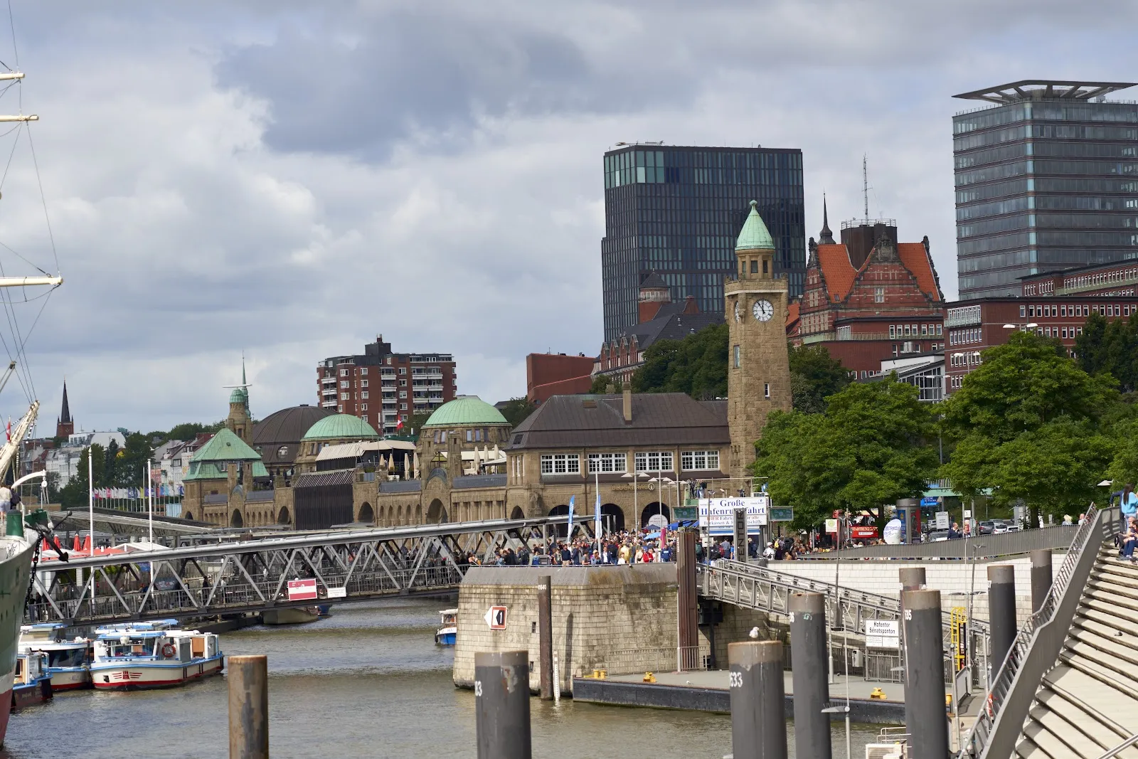 Вид на Башню-маяк Санкт-Паули в Гамбурге