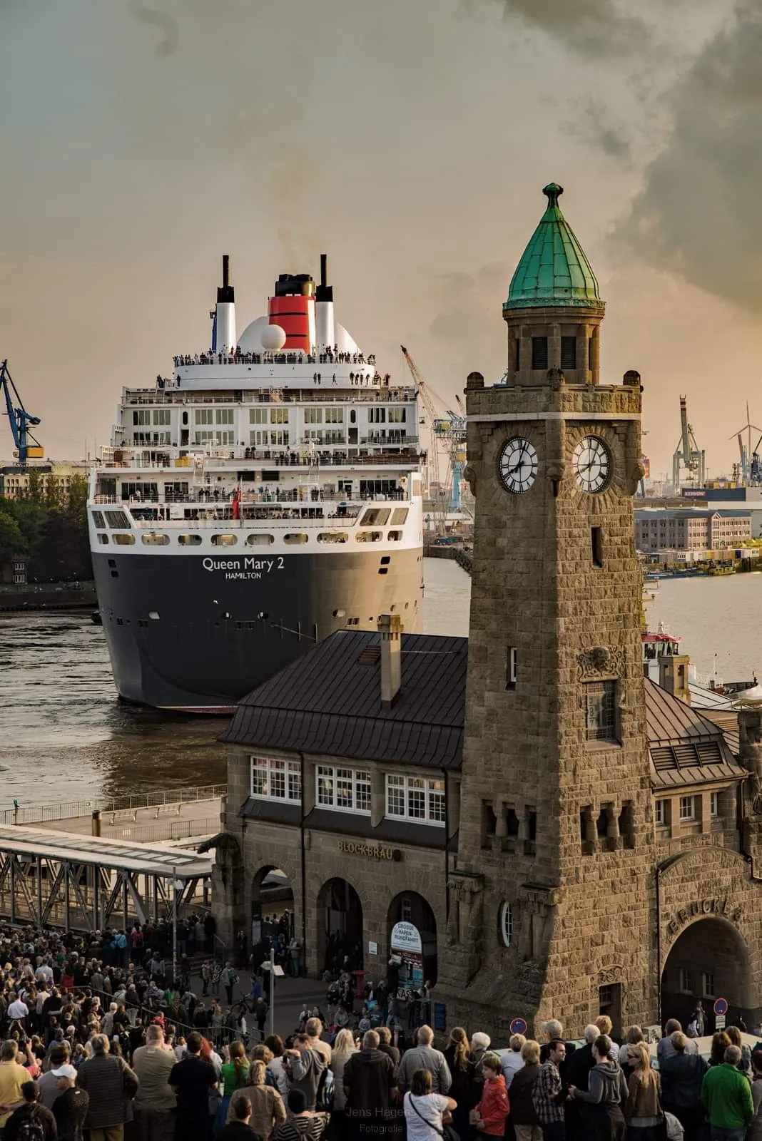 Вид на Башню-маяк Санкт-Паули в Гамбурге