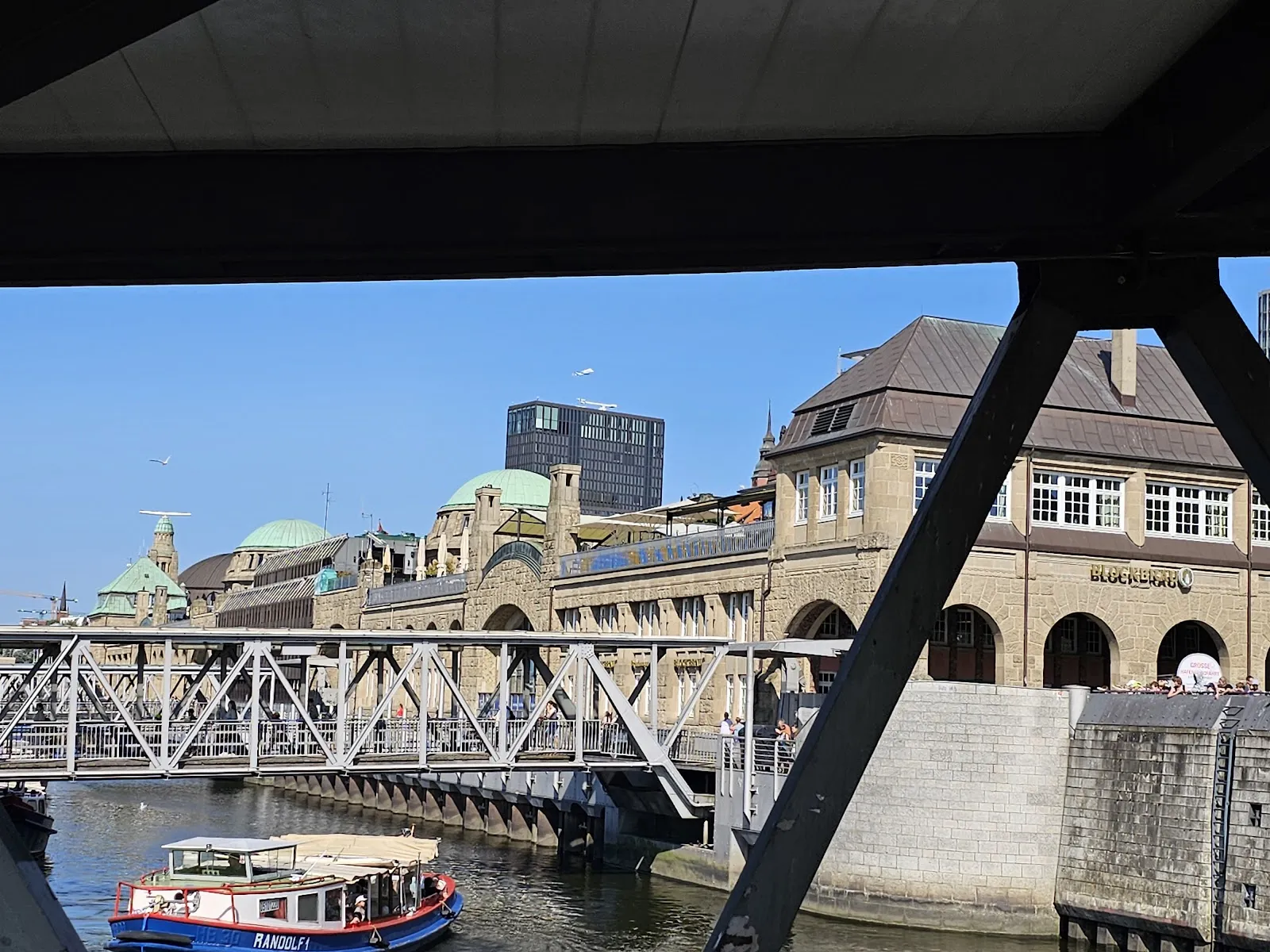 Вид на Башню-маяк Санкт-Паули в Гамбурге