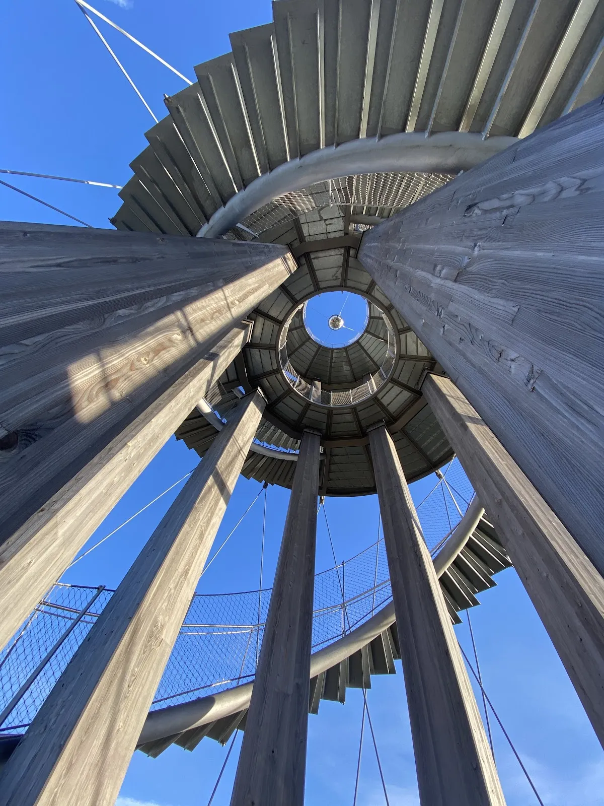 Вид с башни Шёнбухт на лес и холмы