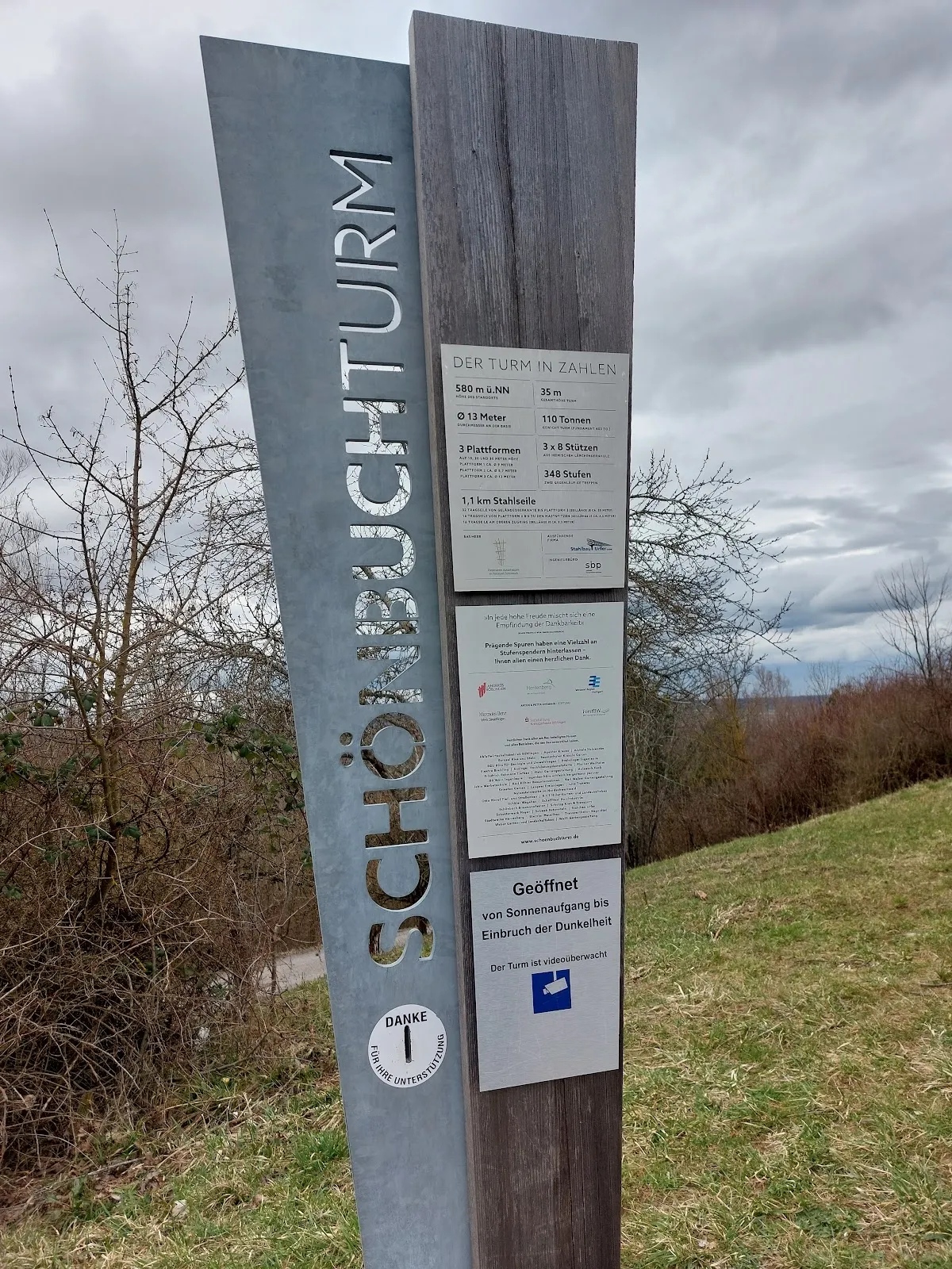 Вид с башни Шёнбухт на лес и холмы