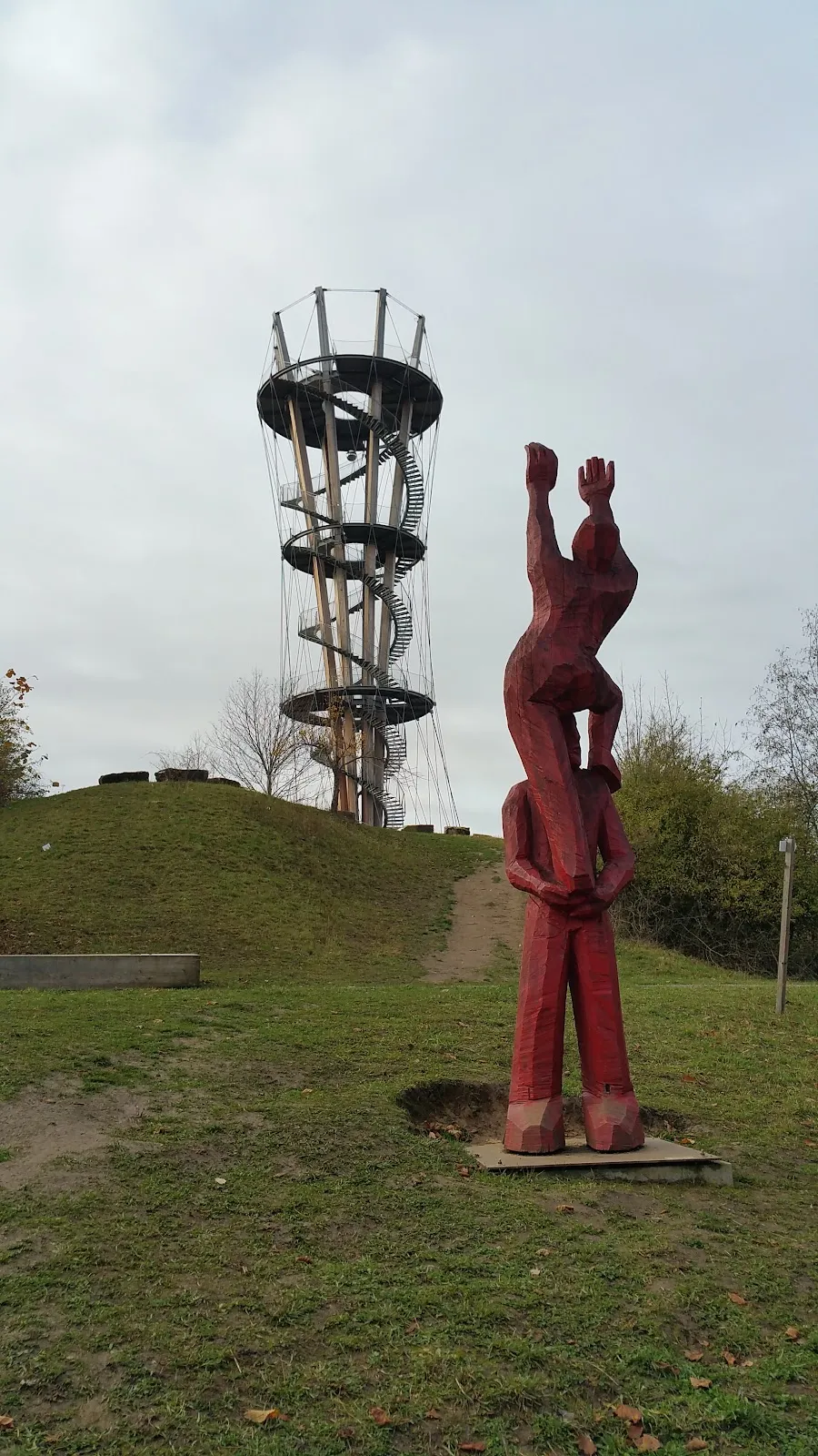 Вид с башни Шёнбухт на лес и холмы