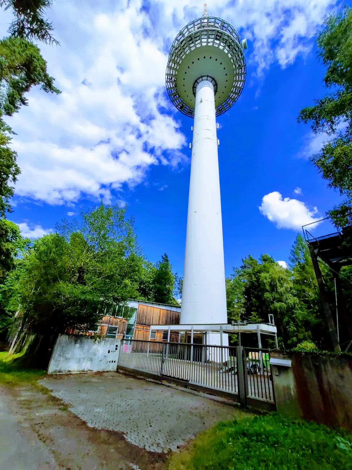 Башня связи Вальденбух высокая телекоммуникационная башня на фоне неба