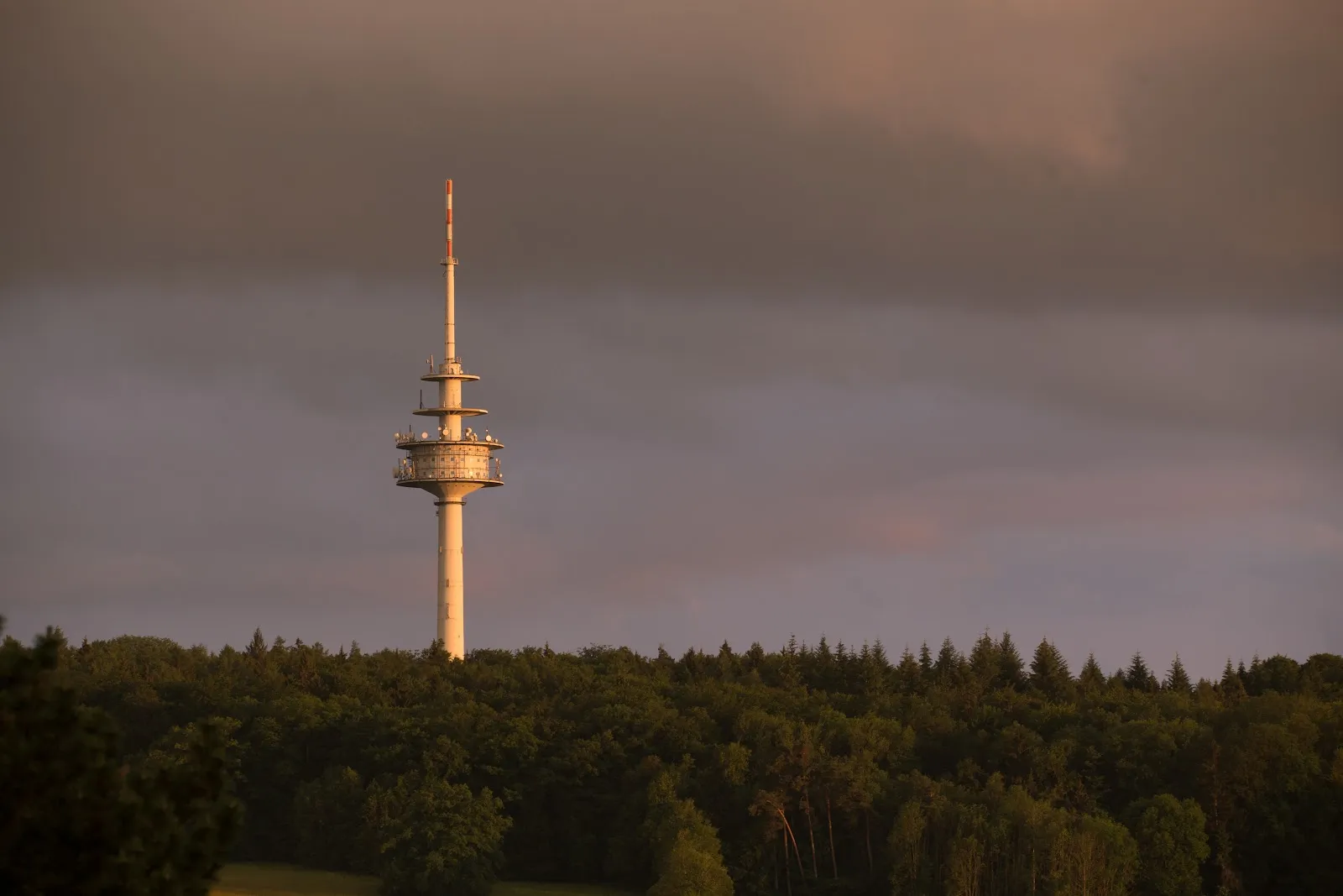 Башня связи Вальденбух высокая телекоммуникационная башня на фоне неба