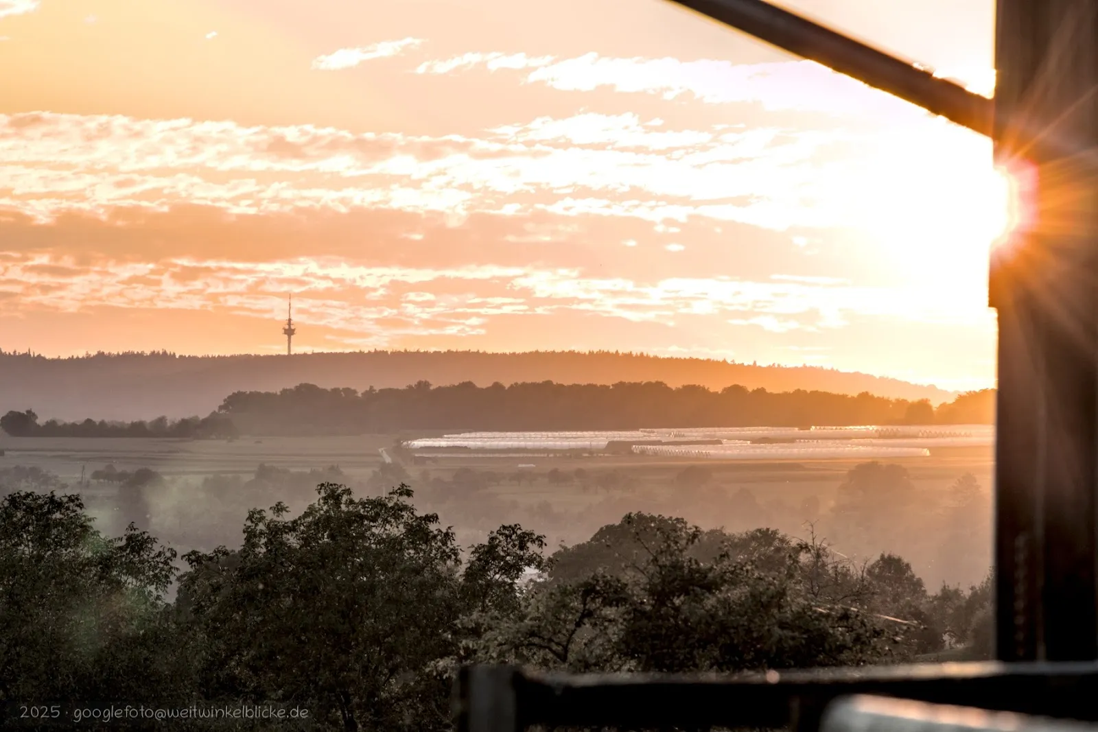 Башня связи Вальденбух высокая телекоммуникационная башня на фоне неба