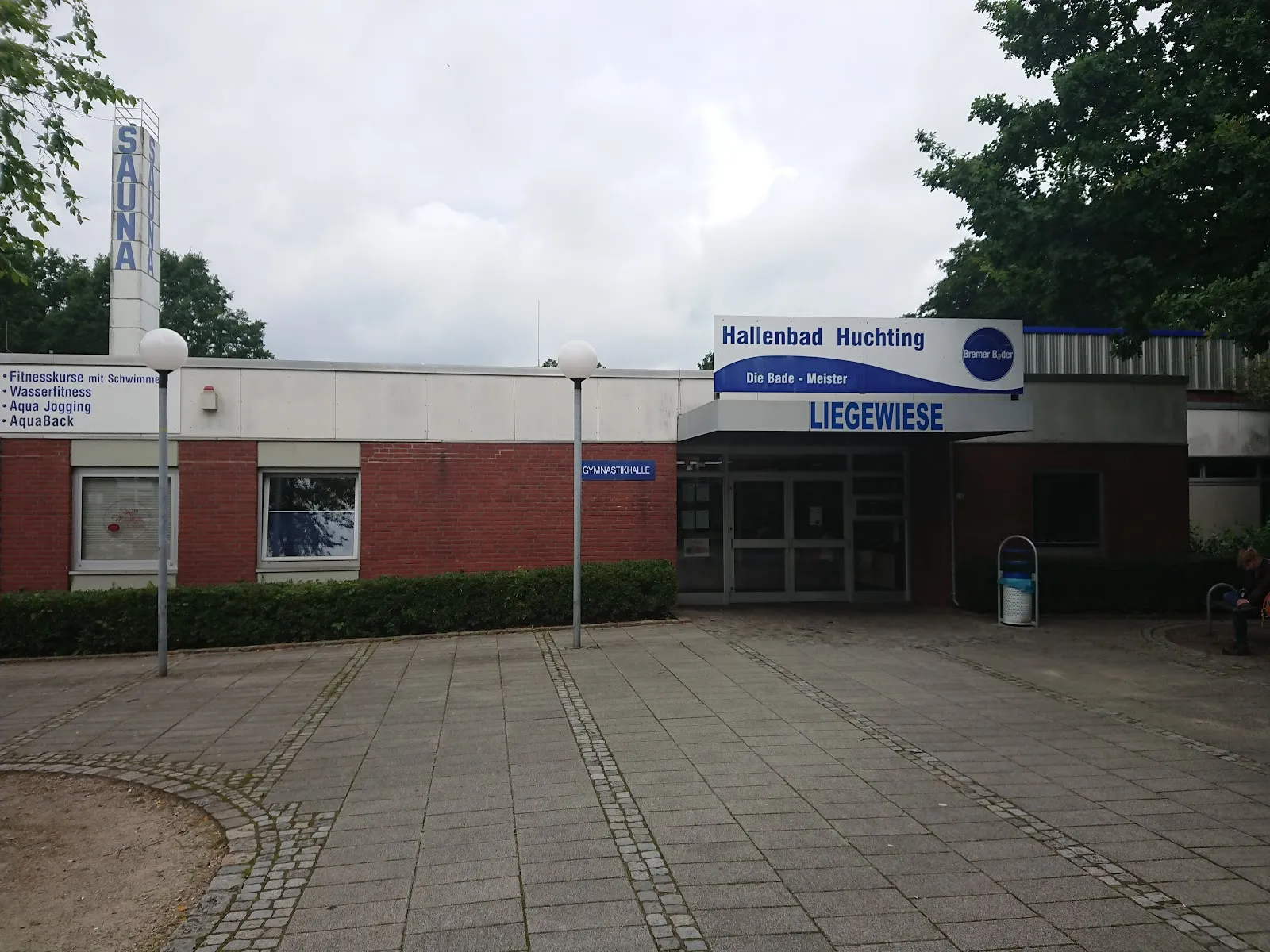 Внешний вид крытого бассейна Хухтинг в Бремене