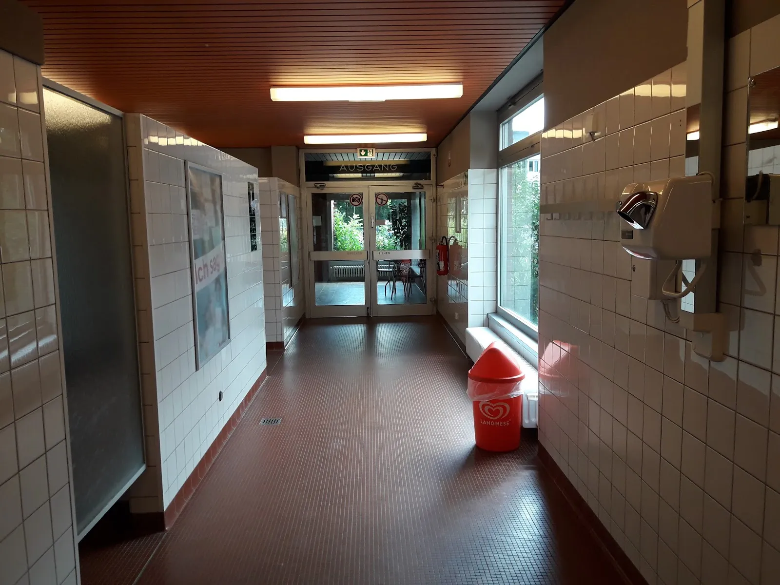 Внешний вид крытого бассейна Хухтинг в Бремене