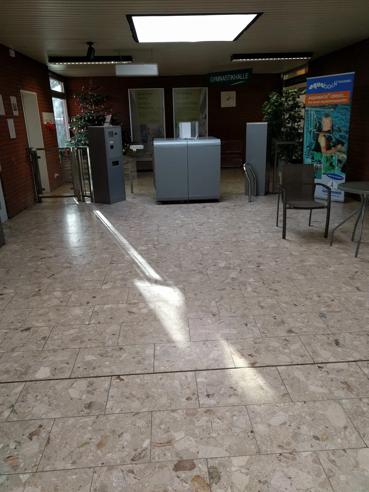 Внешний вид крытого бассейна Хухтинг в Бремене