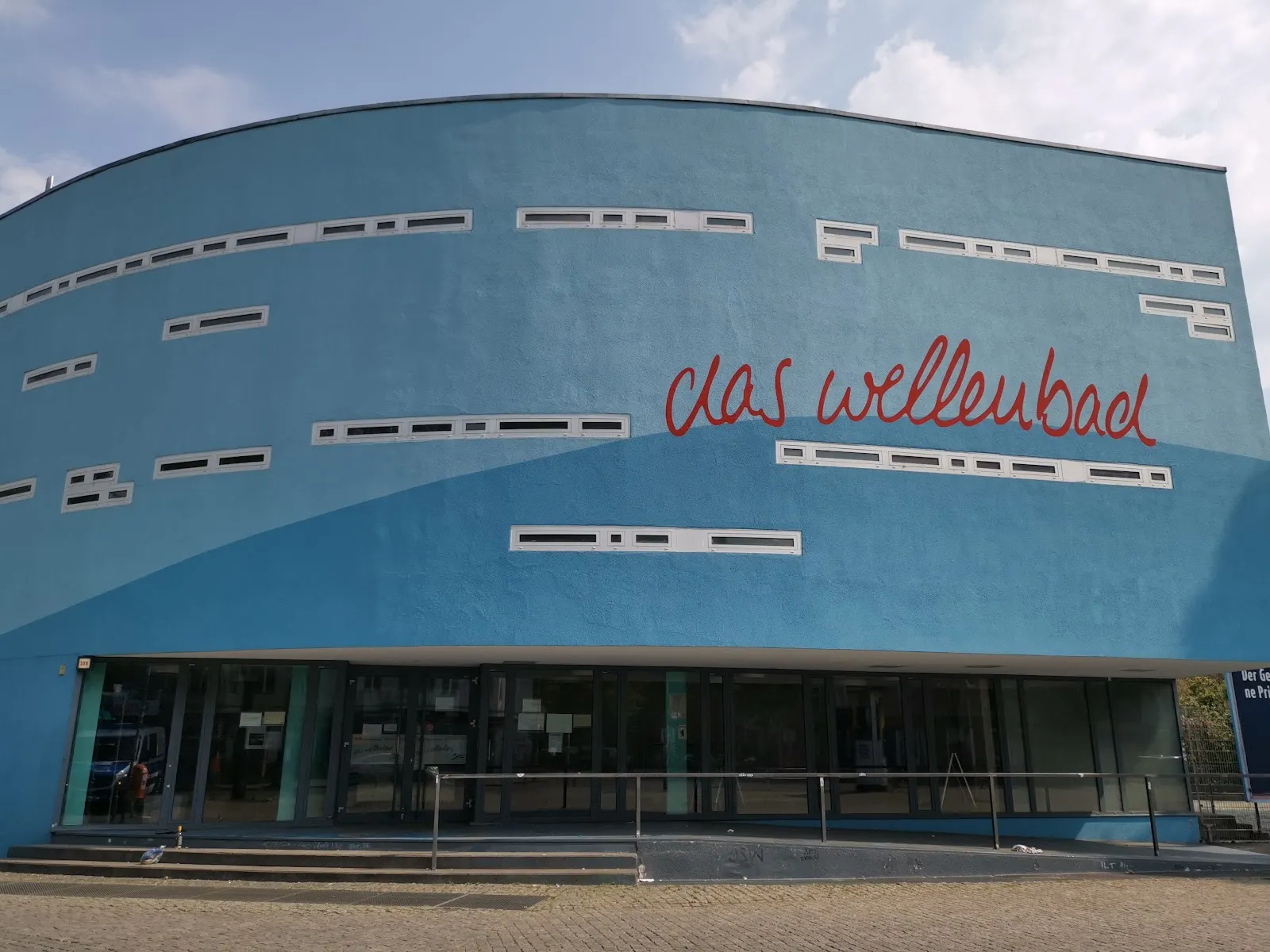 Люди плавают и отдыхают у бассейна Кройцберг