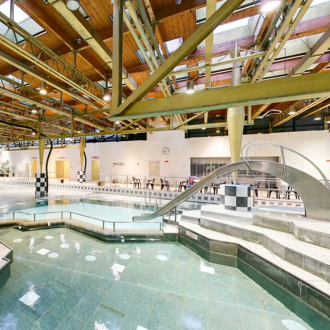 Люди плавают и отдыхают у бассейна Кройцберг