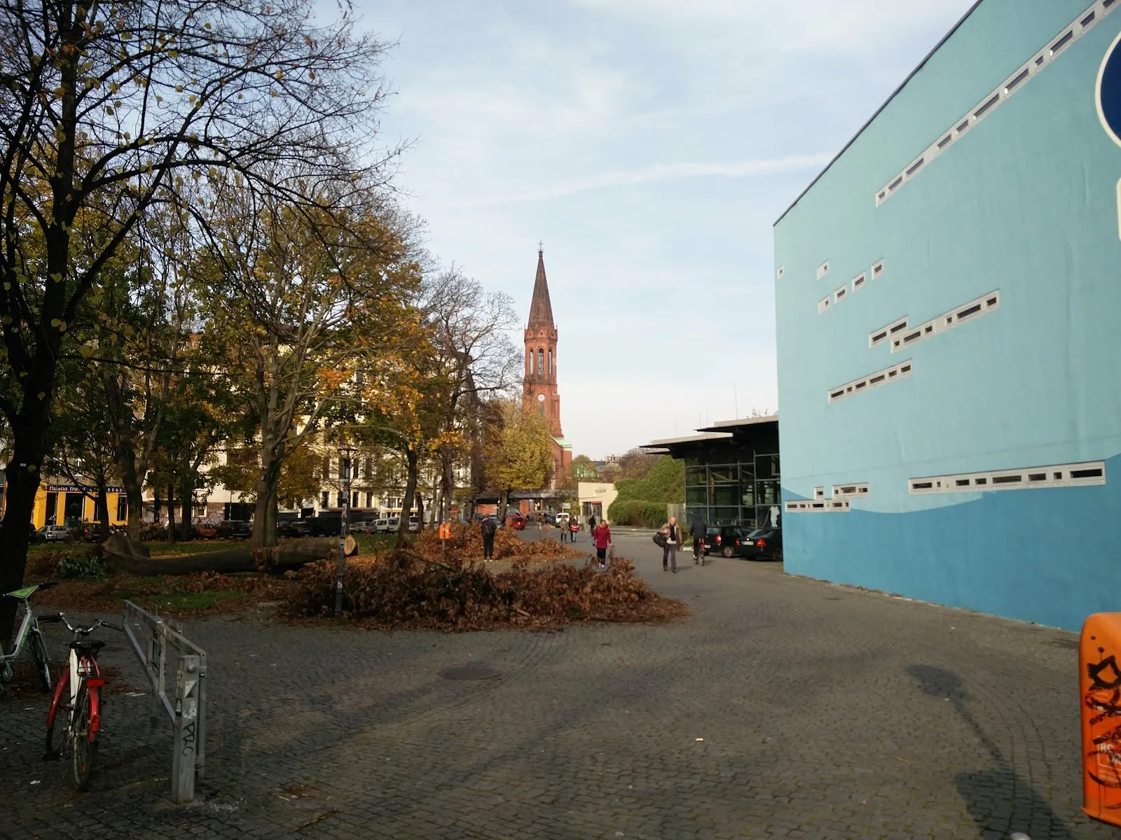 Люди плавают и отдыхают у бассейна Кройцберг