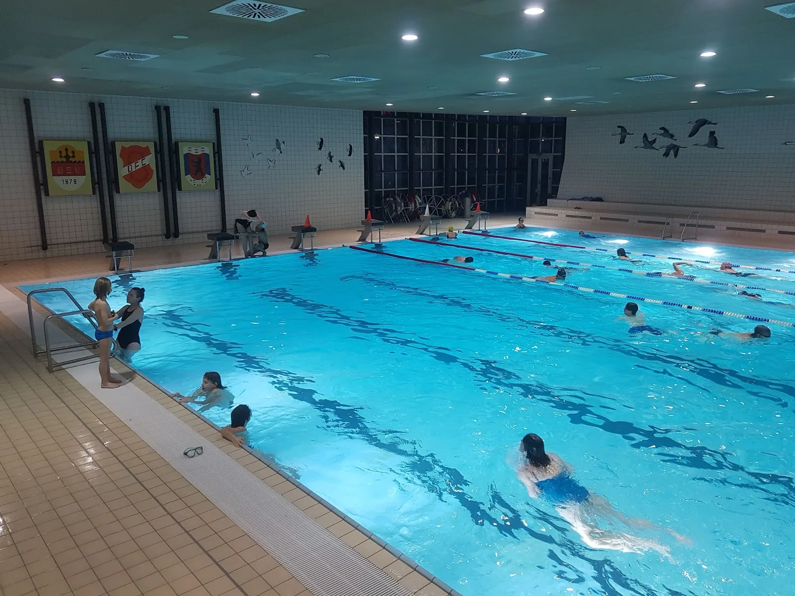 Люди плавают и отдыхают у бассейна Кройцберг