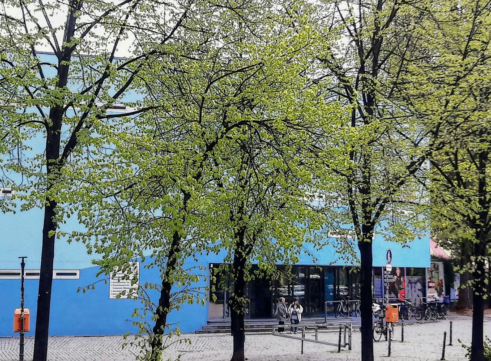 Люди плавают и отдыхают у бассейна Кройцберг