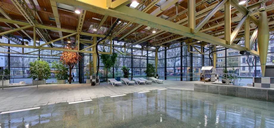 Люди плавают и отдыхают у бассейна Кройцберг