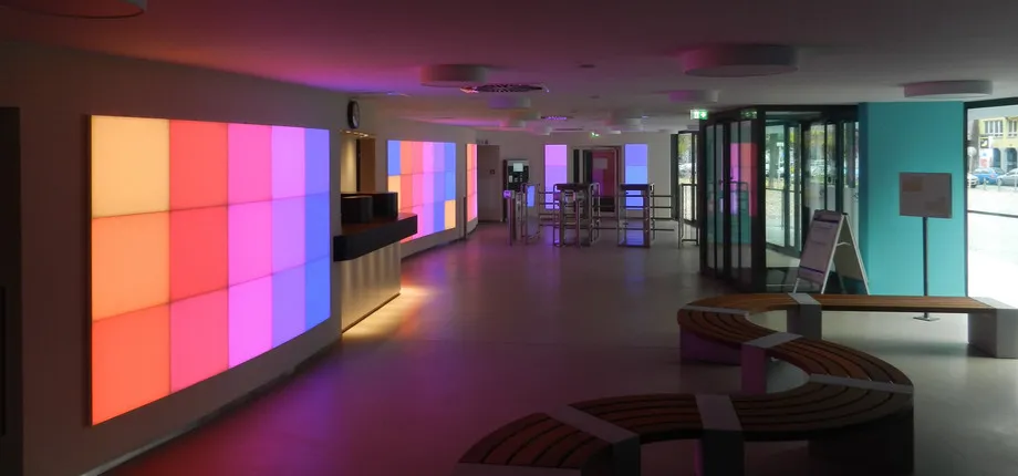 Люди плавают и отдыхают у бассейна Кройцберг