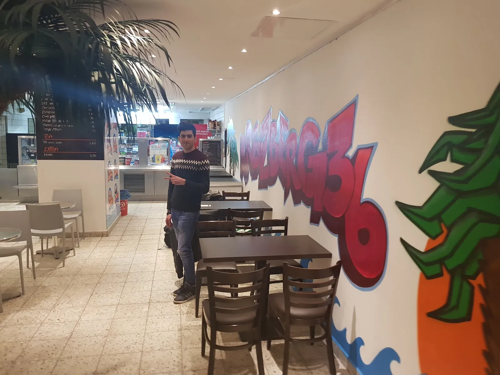 Люди плавают и отдыхают у бассейна Кройцберг