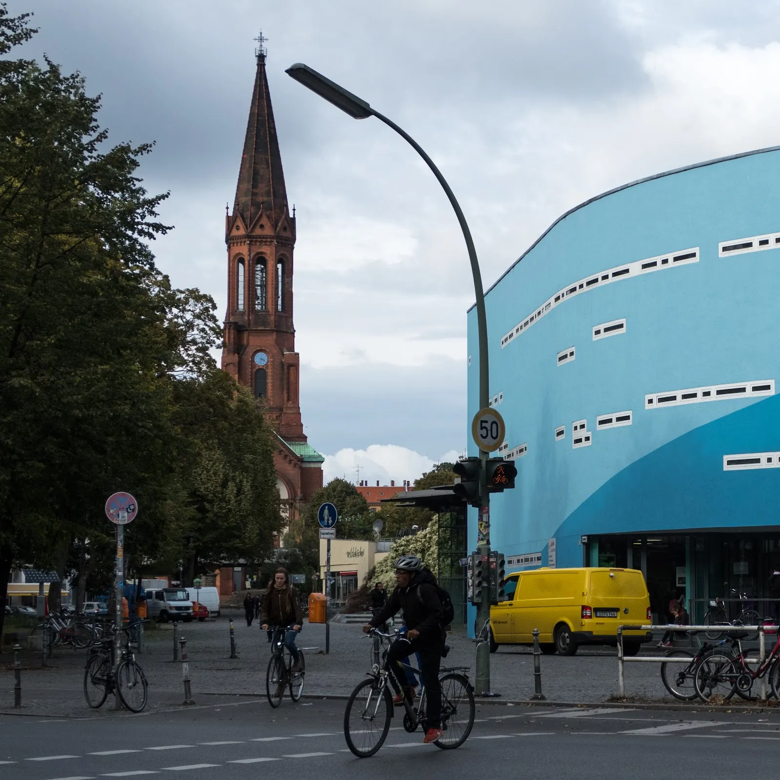 Люди плавают и отдыхают у бассейна Кройцберг