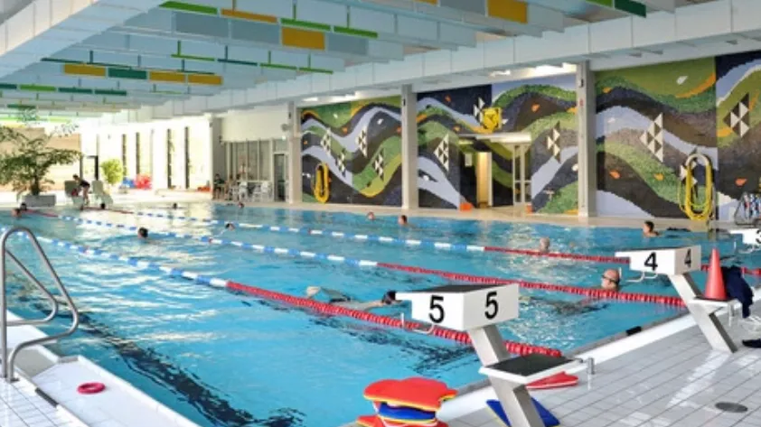 Плавание в крытом бассейне острова Фишер