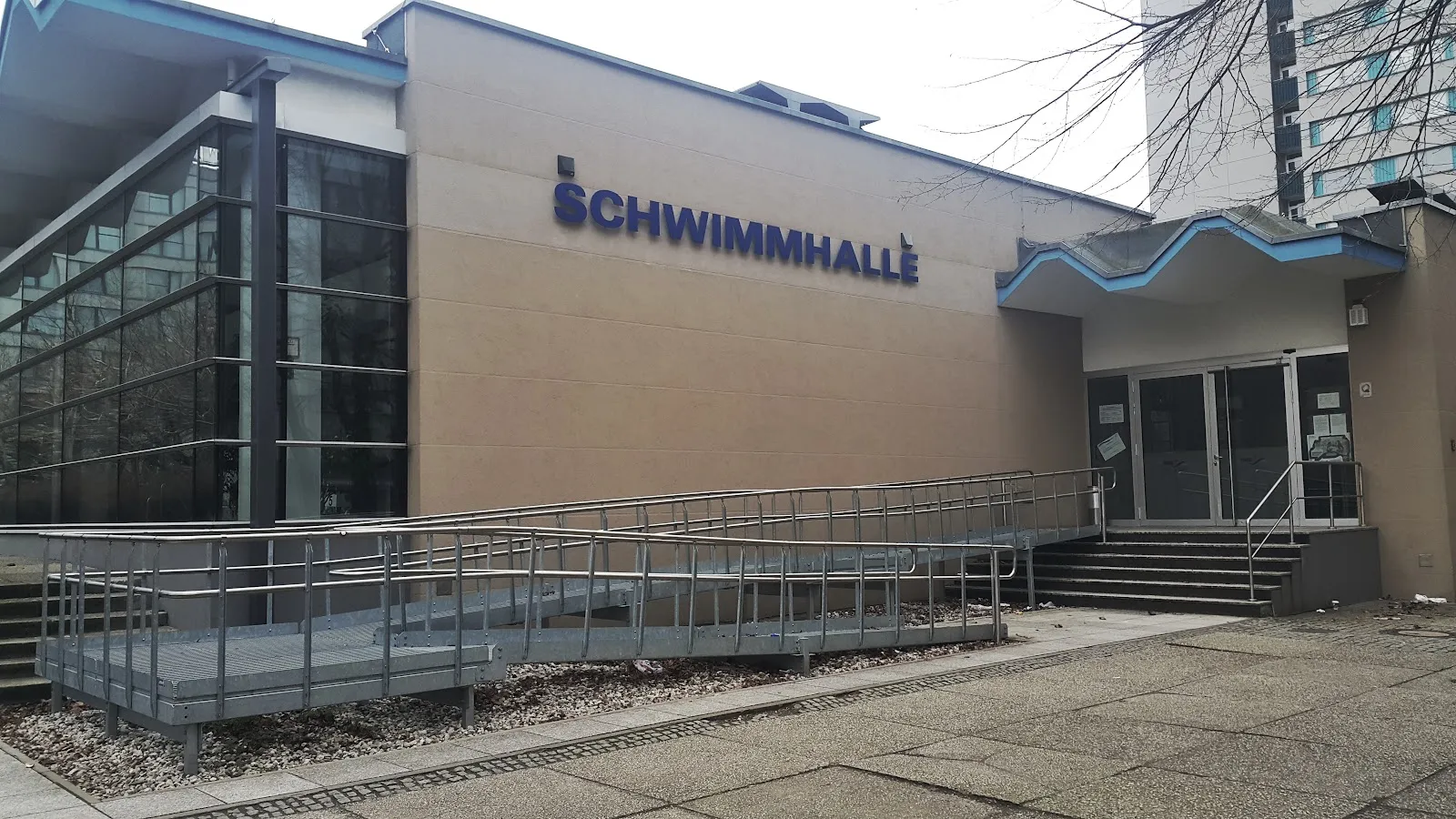 Плавание в крытом бассейне острова Фишер