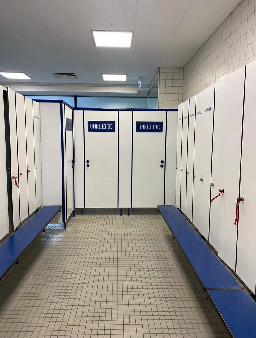 Плавание в крытом бассейне острова Фишер