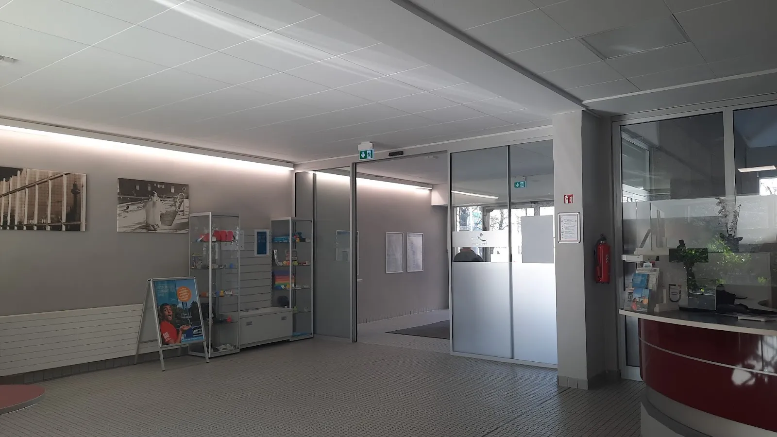 Плавание в крытом бассейне острова Фишер