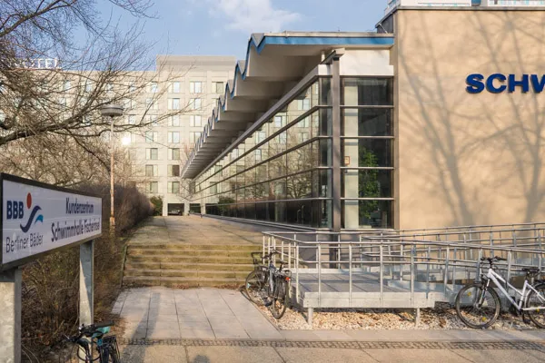 Плавание в крытом бассейне острова Фишер