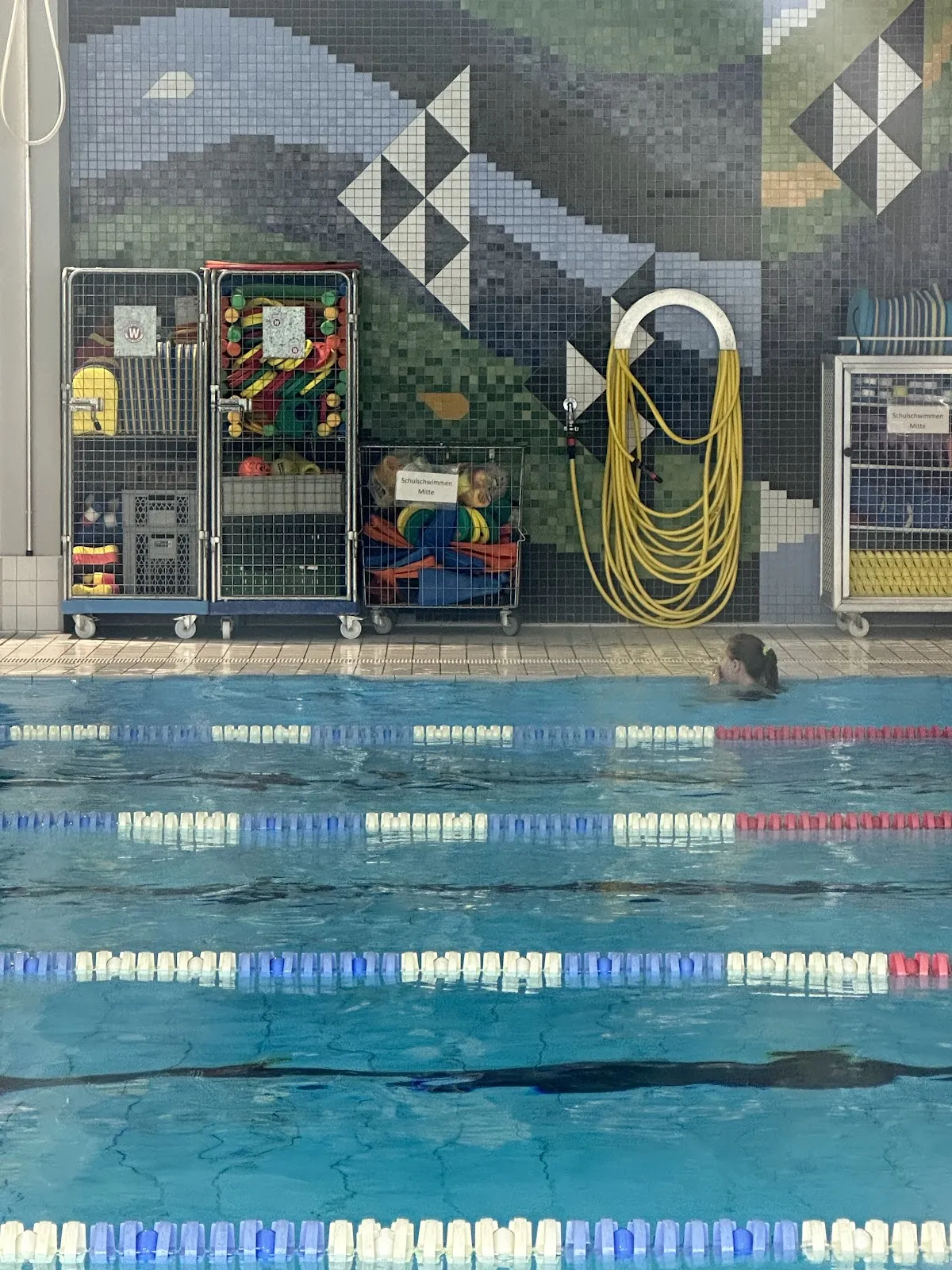 Плавание в крытом бассейне острова Фишер