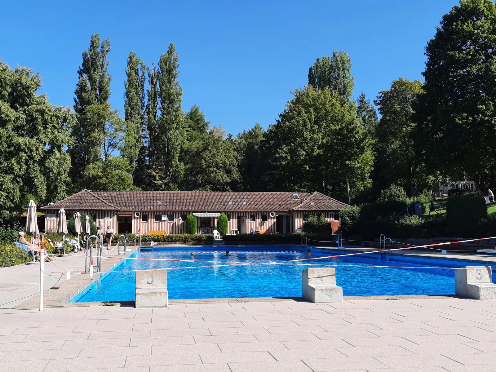 Бассейн под открытым небом Нойффен