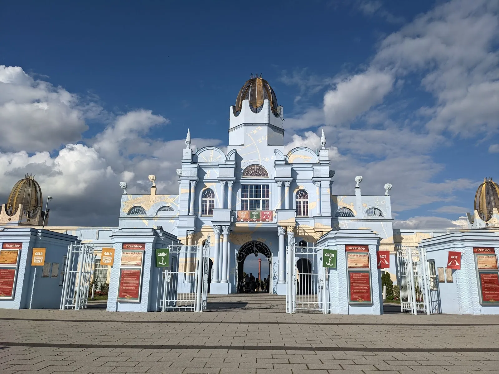 Вход в парк развлечений Белантис