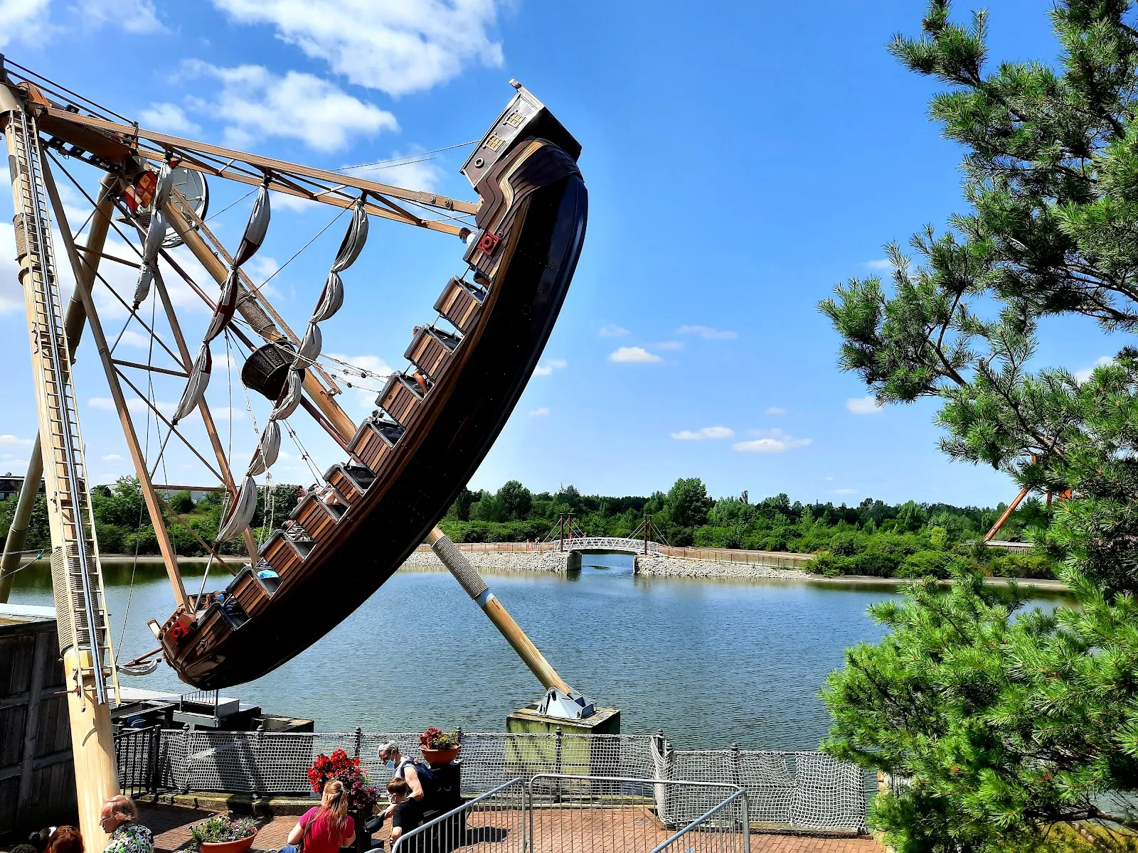 Вход в парк развлечений Белантис