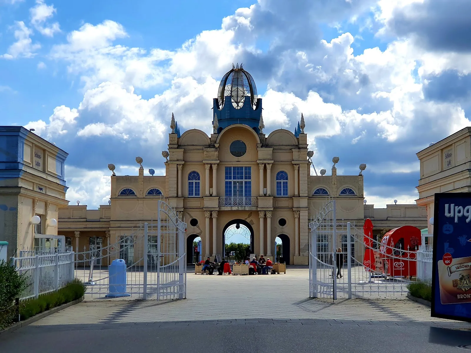 Вход в парк развлечений Белантис