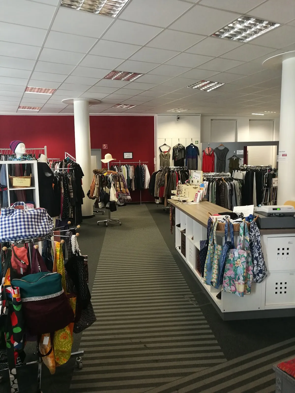 Витрина магазина BemerkensWert! с товарами и вывеской