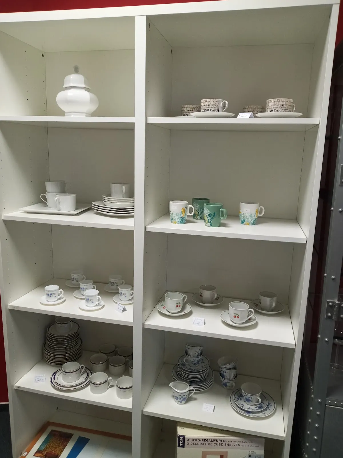 Витрина магазина BemerkensWert! с товарами и вывеской