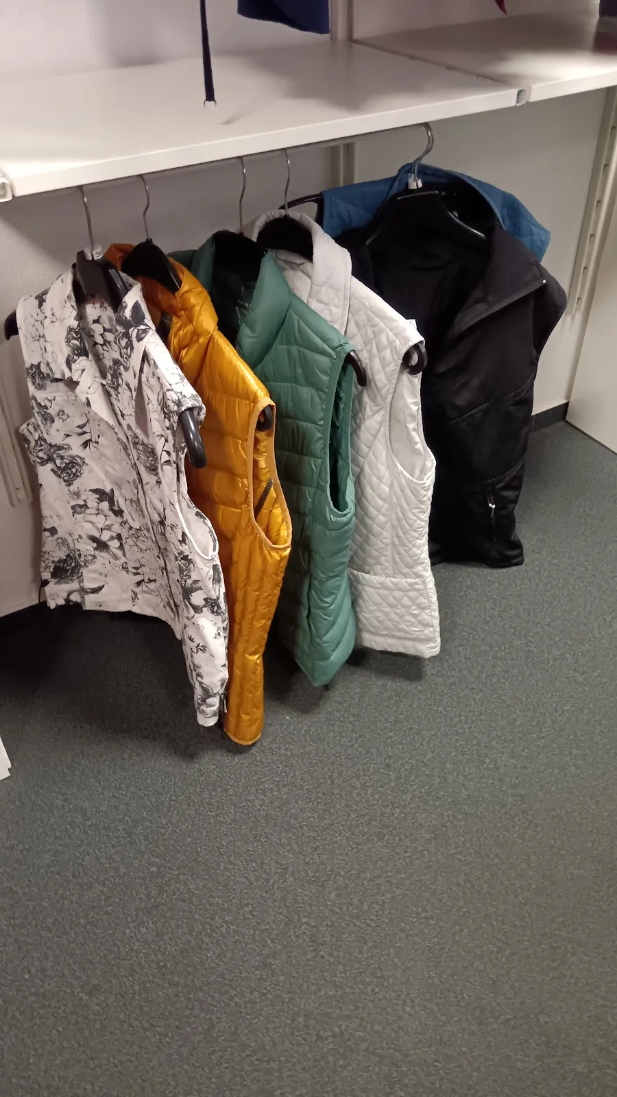 Витрина магазина BemerkensWert! с товарами и вывеской