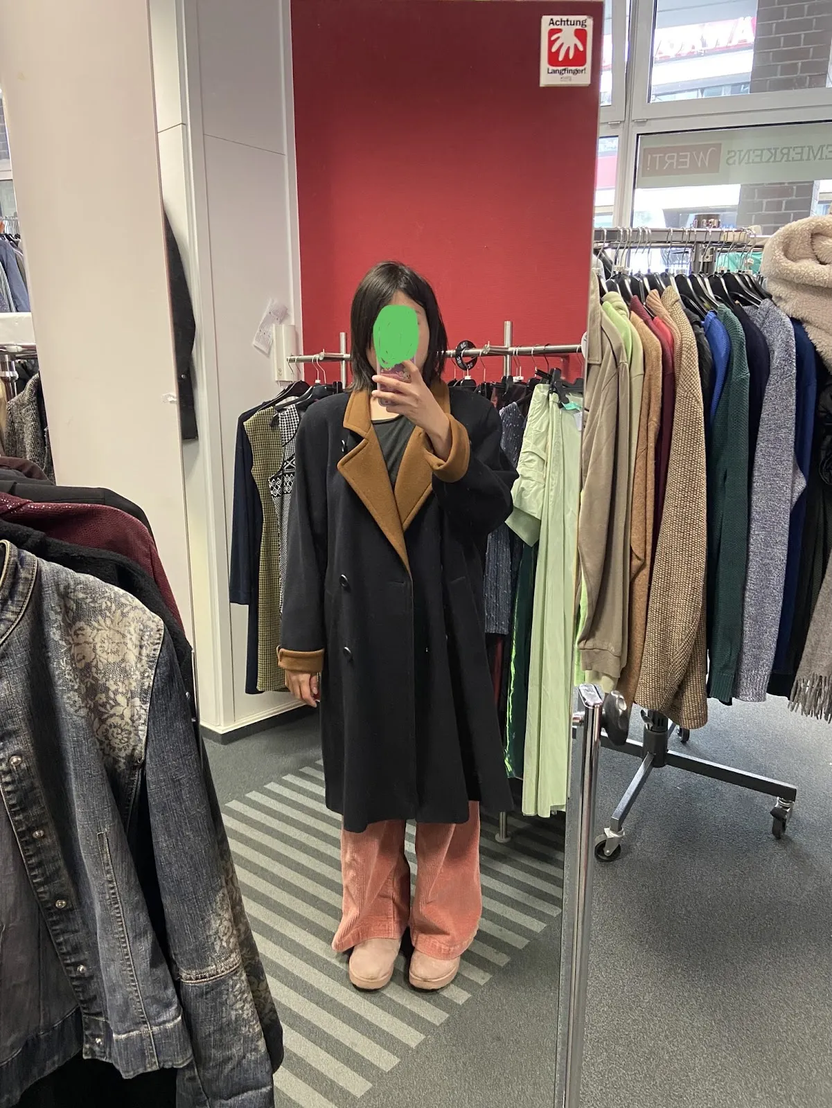 Витрина магазина BemerkensWert! с товарами и вывеской