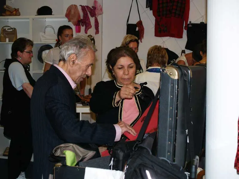 Витрина магазина BemerkensWert! с товарами и вывеской