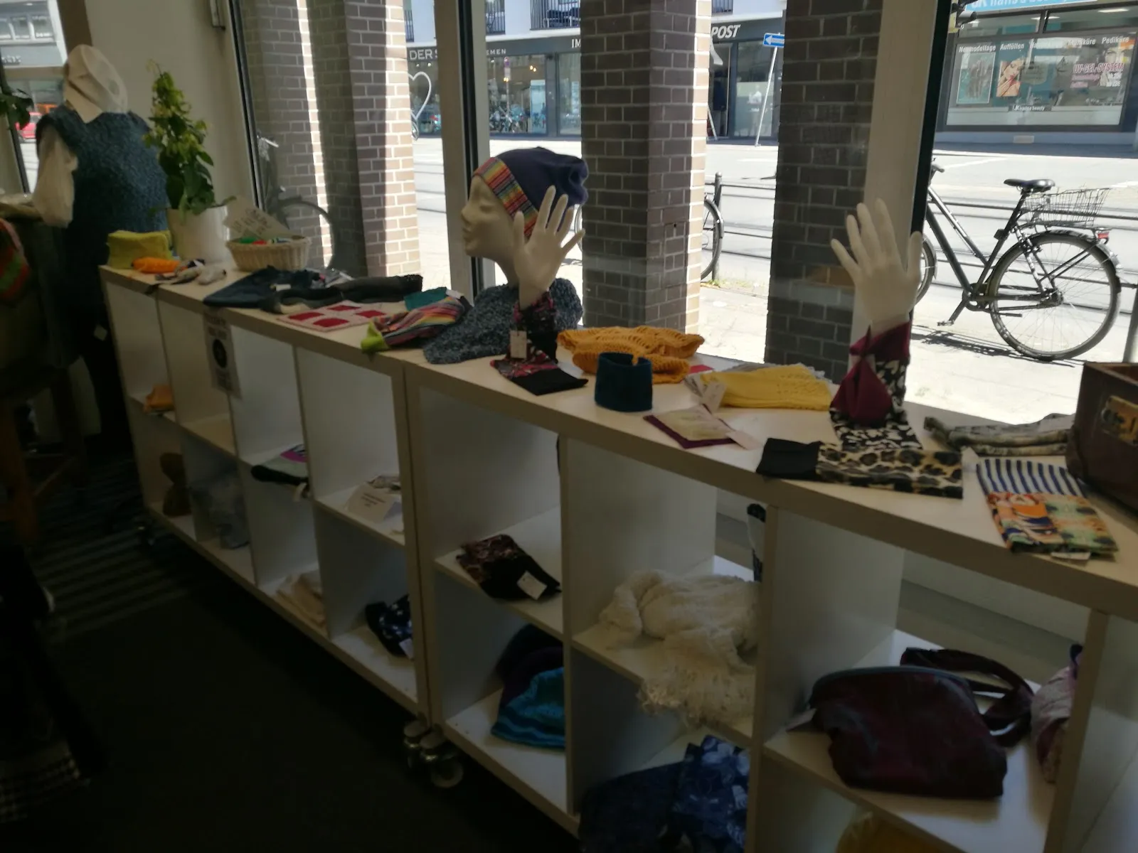 Витрина магазина BemerkensWert! с товарами и вывеской