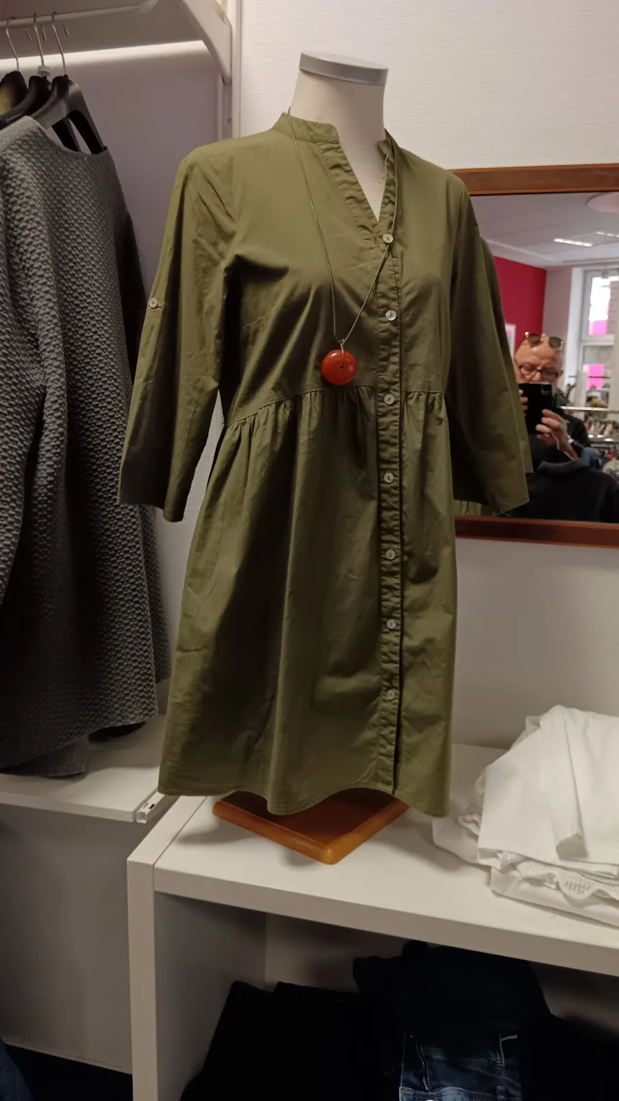 Витрина магазина BemerkensWert! с товарами и вывеской