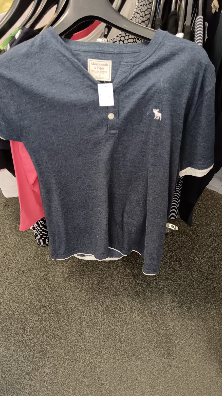 Витрина магазина BemerkensWert! с товарами и вывеской