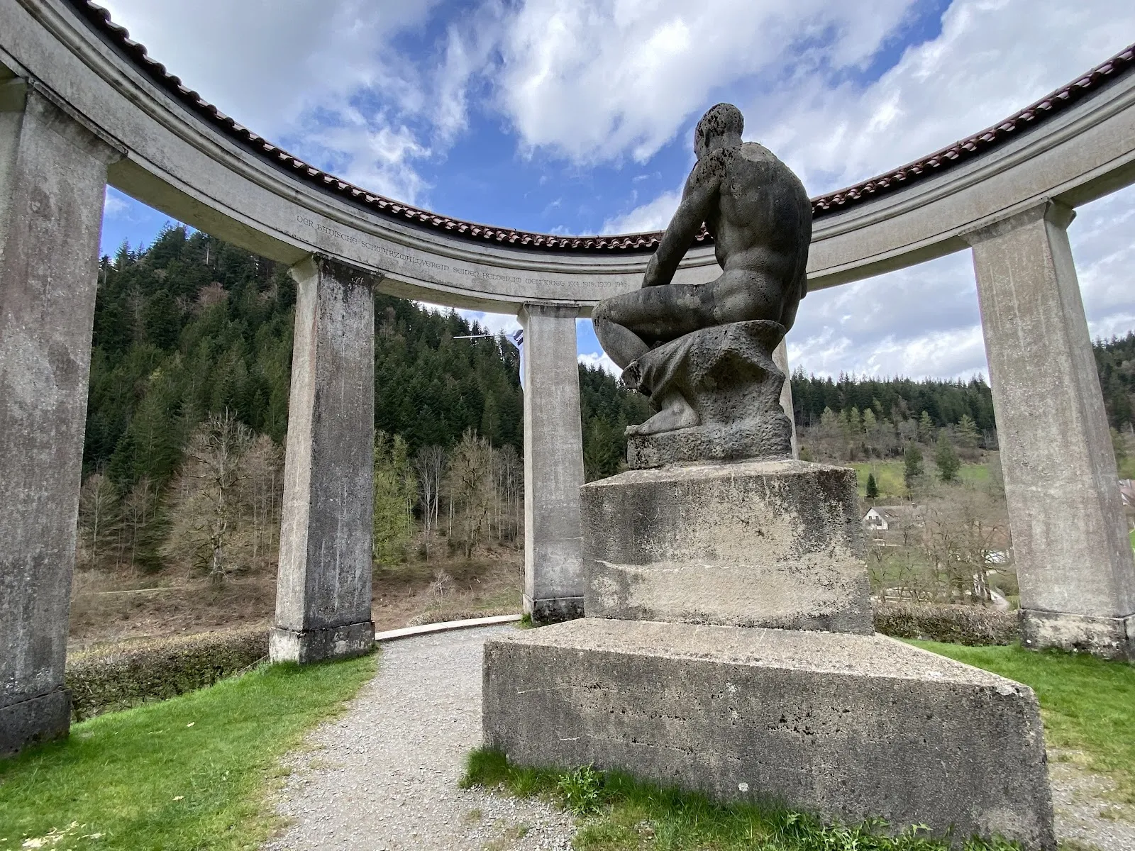 Руины аббатства Аллерхайлиген на фоне деревьев