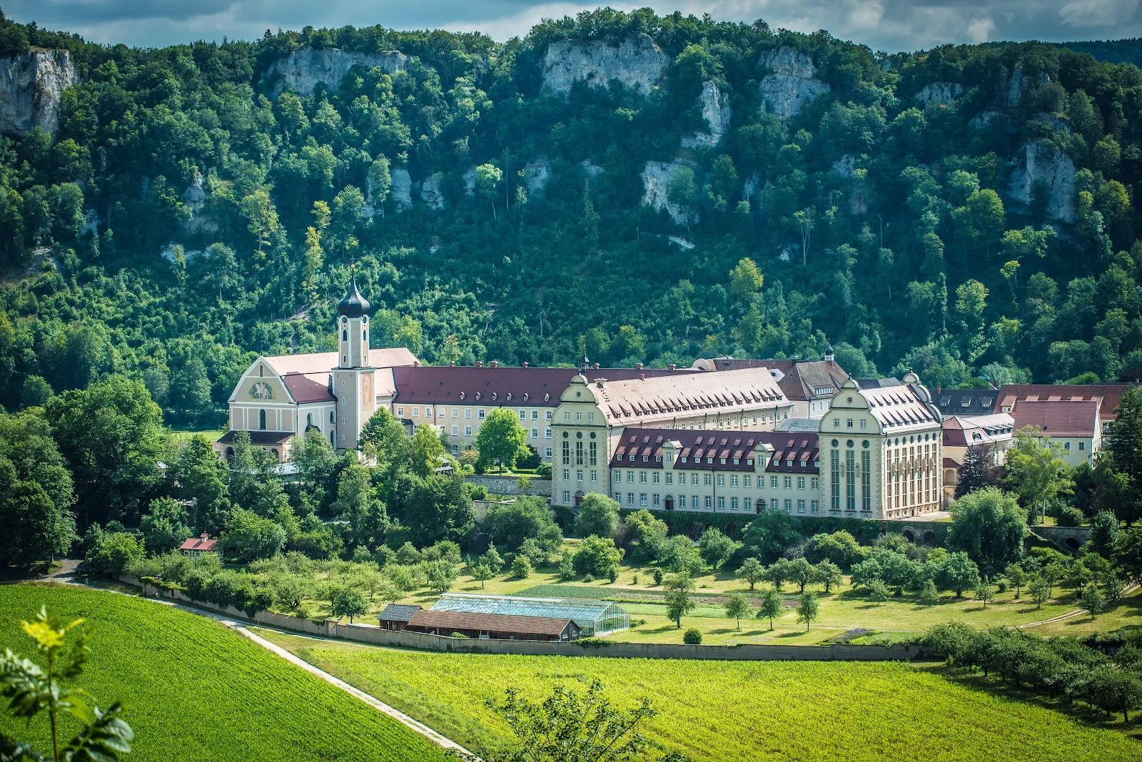 Вид на Бенедиктинское аббатство Бойрон