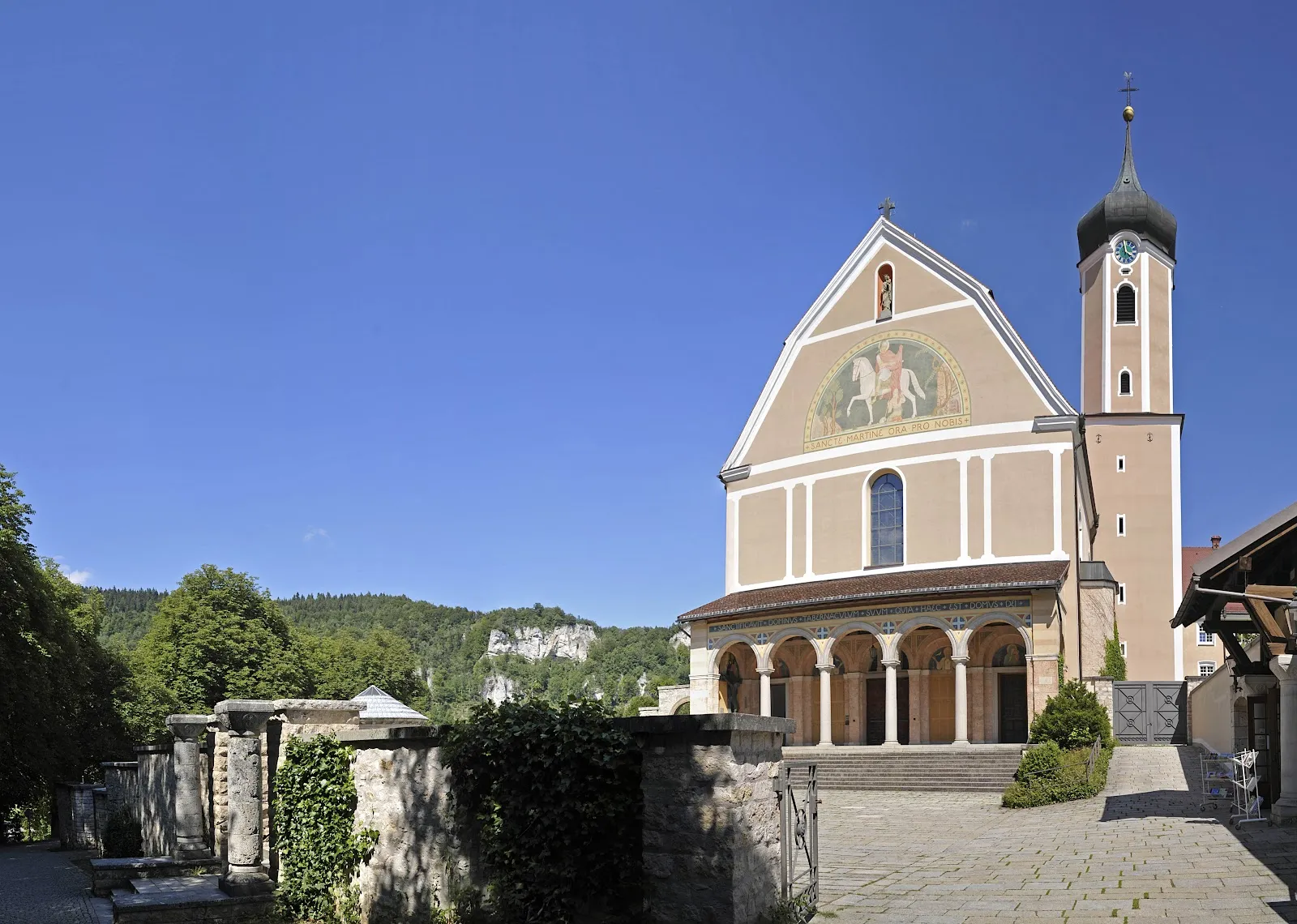 Вид на Бенедиктинское аббатство Бойрон