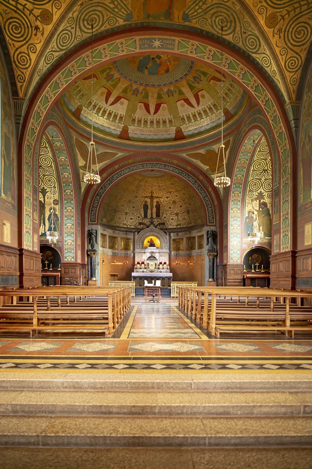 Вид на Бенедиктинское аббатство Бойрон