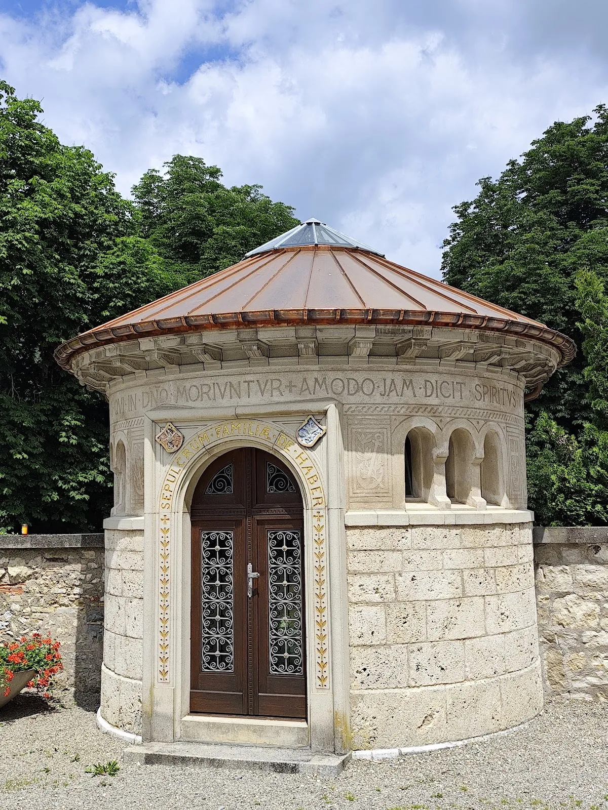 Вид на Бенедиктинское аббатство Бойрон