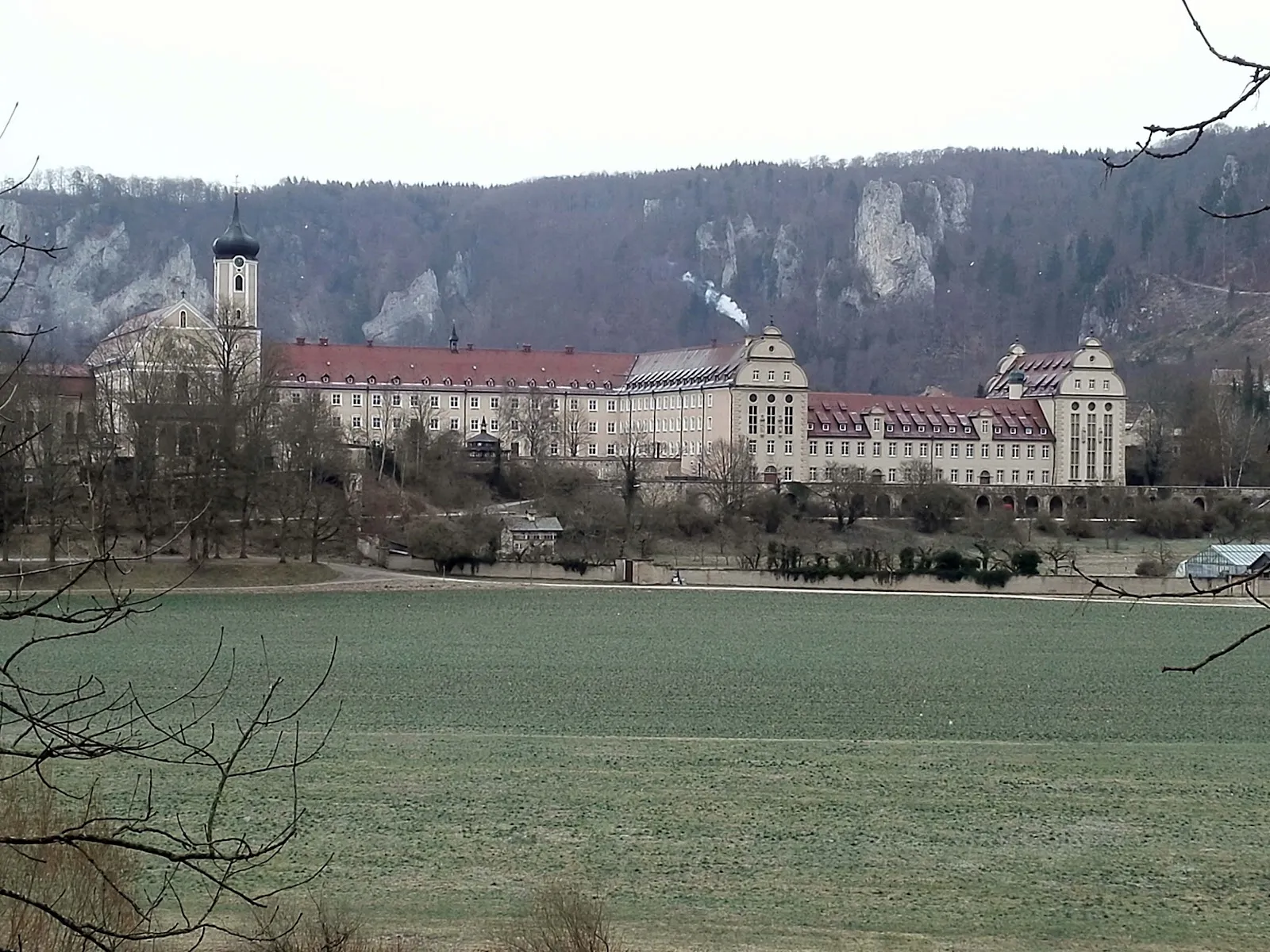 Вид на Бенедиктинское аббатство Бойрон